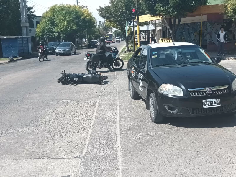 Choque entre un taxi y una moto en Montevideo y 34