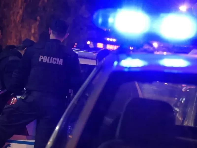Amenazó a un taxista y terminó siendo detenido por portar dos cuchillos