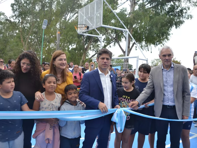 Kicillof inauguró un playón deportivo y una nueva sede de la Comisaría de la Mujer en Berisso