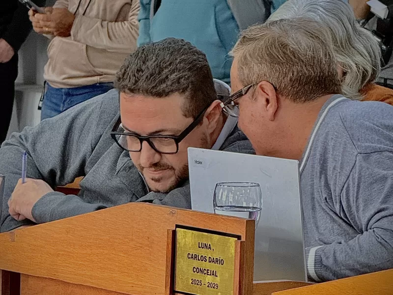 Guerra de comunicados en Berisso: los libertarios denuncian una campaña de persecución y escraches tras la caótica sesión