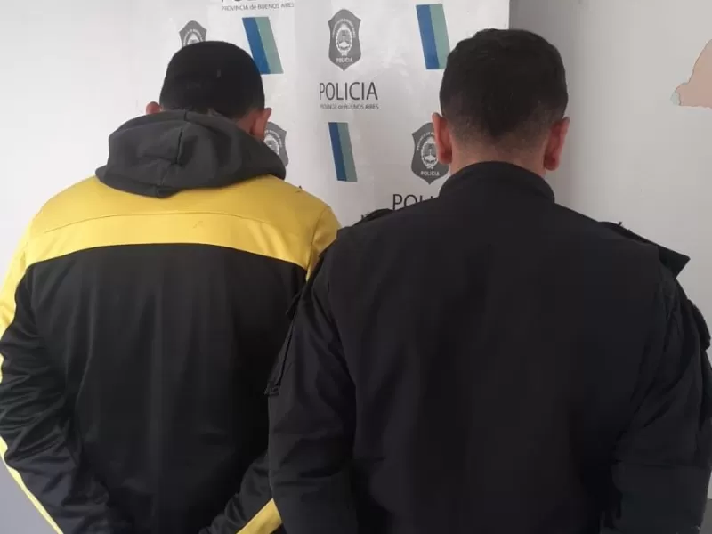 Dos hombres demorados por vender matafuegos en la fila de la VTV