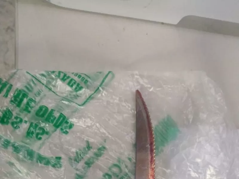 Se enoj&oacute; con su hijo porque no quiso terminar de lavar los platos y lo apu&ntilde;al&oacute;