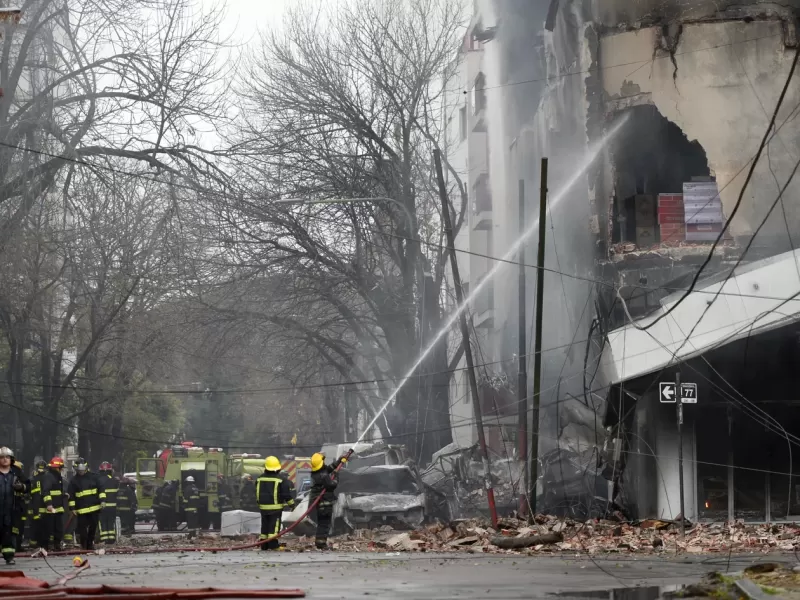 Impactantes videos del incendio en un depósito de electrodomésticos en pleno centro de La Plata