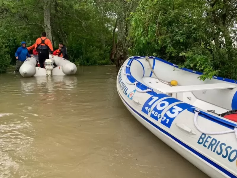 Rescate dramático en la playa de Berisso tras la crecida del Río de La Plata