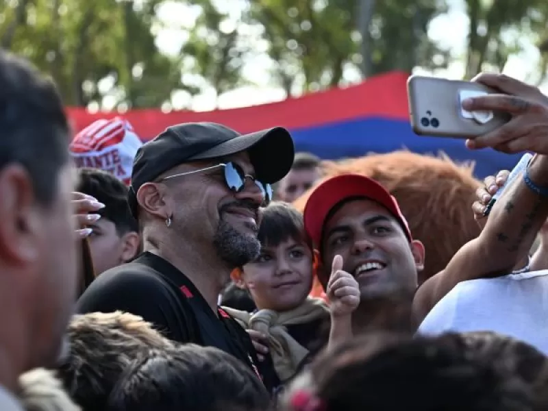 Ver&oacute;n acompa&ntilde;&oacute; la caravana de Reyes Magos de Estudiantes en Ensenada junto a Mario Secco