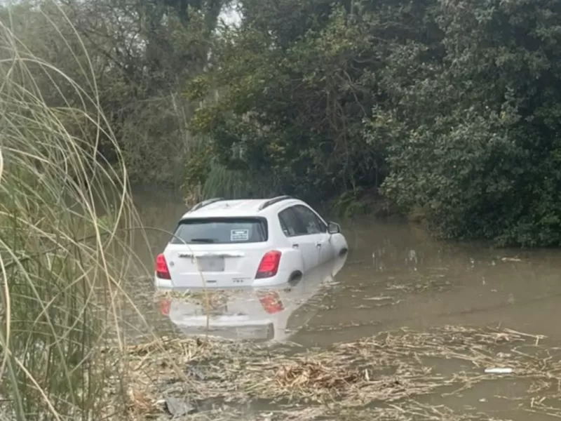 Un veh&iacute;culo despist&oacute; y termin&oacute; volcado en un zanj&oacute;n lateral sobre la Ruta 11