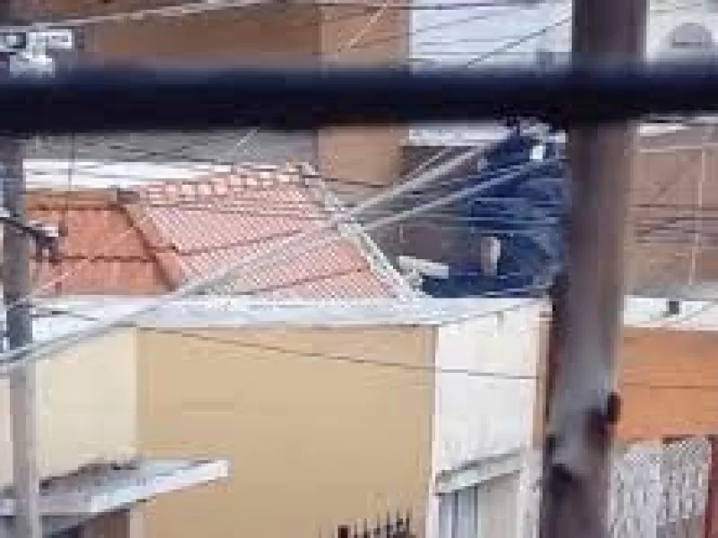 Dos jóvenes fueron detenidos tras una persecución en los techos de Ensenada