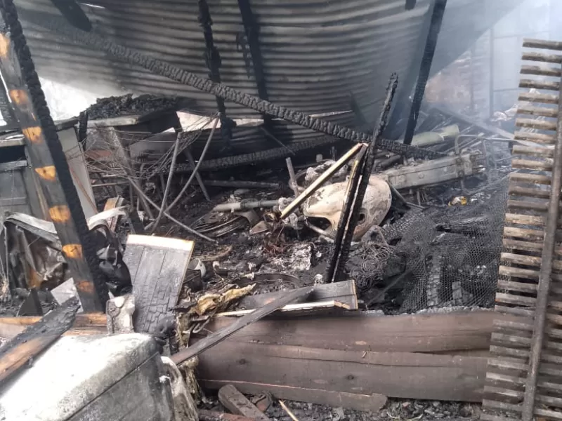 Solicitan colaboración para una familia que perdió todo en un incendio