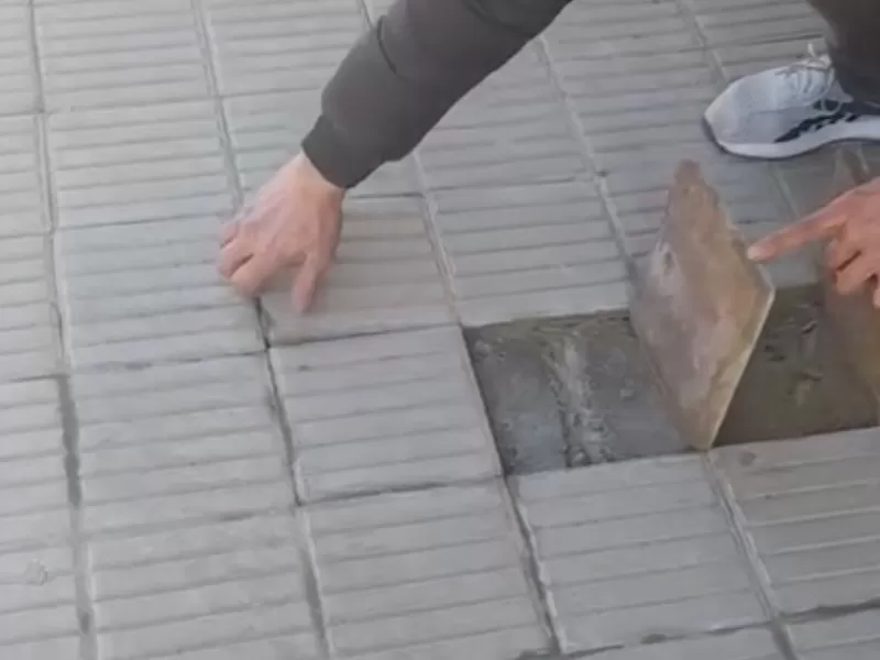 Baldosas mal colocadas en plena obra de Avenida Montevideo