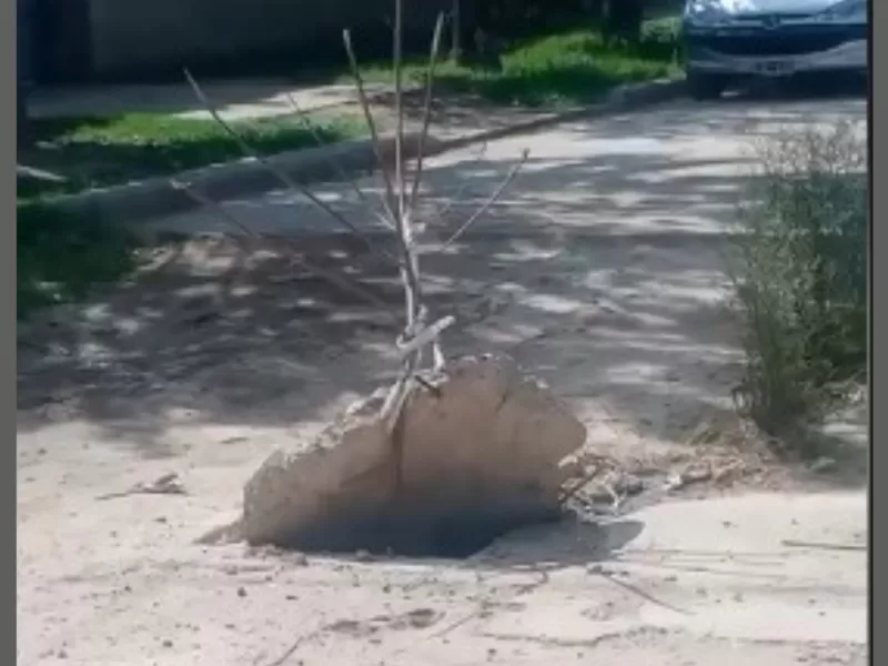 Reclamo vecinal por obras de desag&uuml;e sin finalizar en 10 y 144