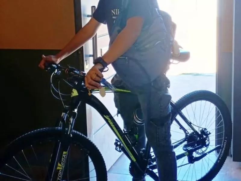 Robaron una bicicleta en pleno centro de Berisso y piden ayuda para recuperarla