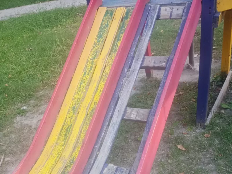 Denuncian el abandono de una plaza en Berisso: “Es una vergüenza, los nenes vuelven llenos de ronchas”