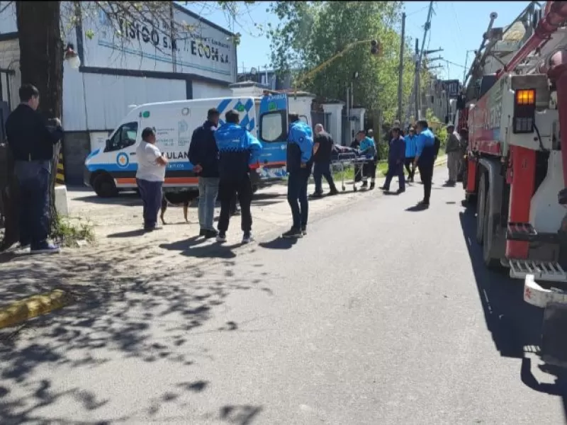Un trabajador resultó herido tras caer de un camión en Berisso