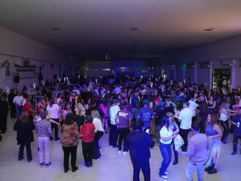 Fiesta a todo ritmo: los municipales de Berisso celebraron su día con sorteos, música y alegría