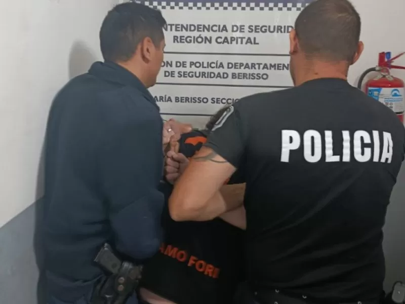 Detuvieron a un hombre tras robarle el celular a una mujer que esperaba el colectivo