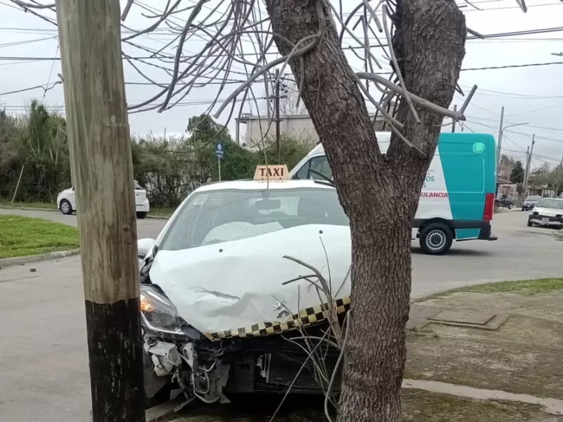 Tras un choque entre un taxi y un auto un bebé tuvo que ser hospitalizado