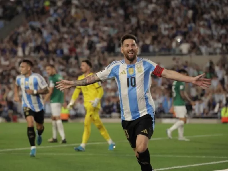 Argentina enfrenta a Paraguay con Messi de titular y Dibu Martínez en cancha