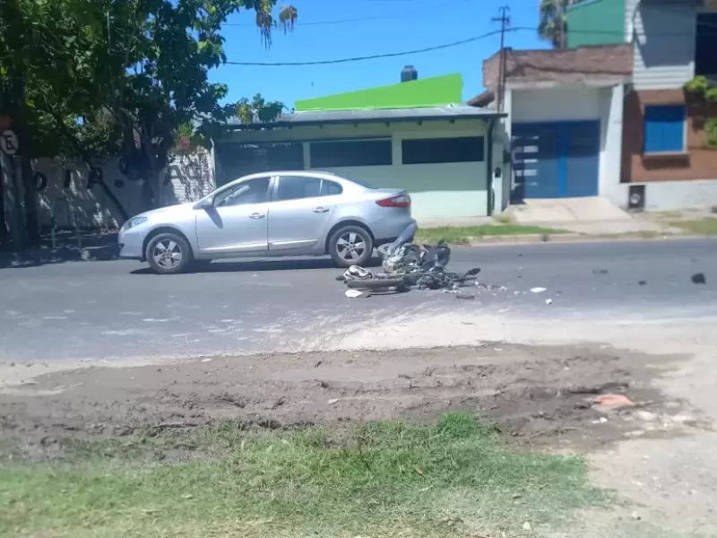 Choque en Berisso: un motociclista sufri&oacute; fracturas tras ser impactado por un cami&oacute;n de gaseosas