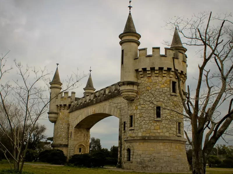 Horror en City Bell: una joven denunció que fue llevada por un delincuente hasta el Parque Pereyra y abusada