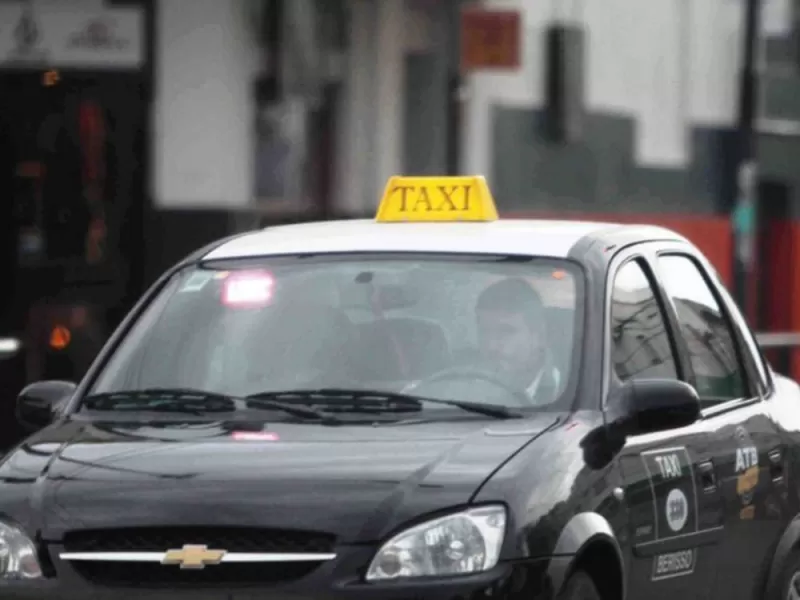 Violento asalto a un taxista de Berisso: dos falsos pasajeros le robaron más de $170 mil