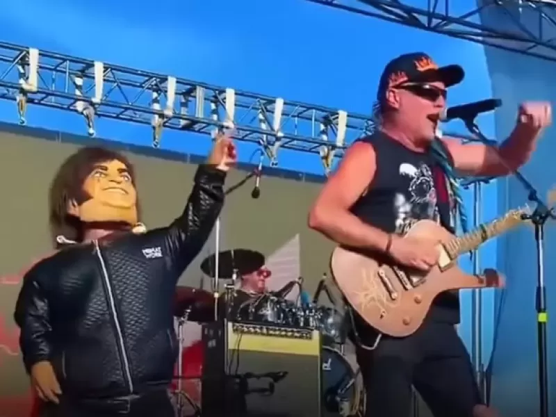 Con guiños políticos, La Renga sacudió Luján al presentar una parodia de Milei en un show motero