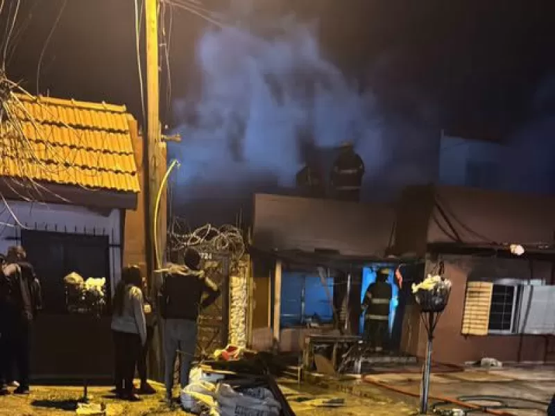 Voraz incendio en Berisso: una familia lo perdió todo y piden ayuda urgente