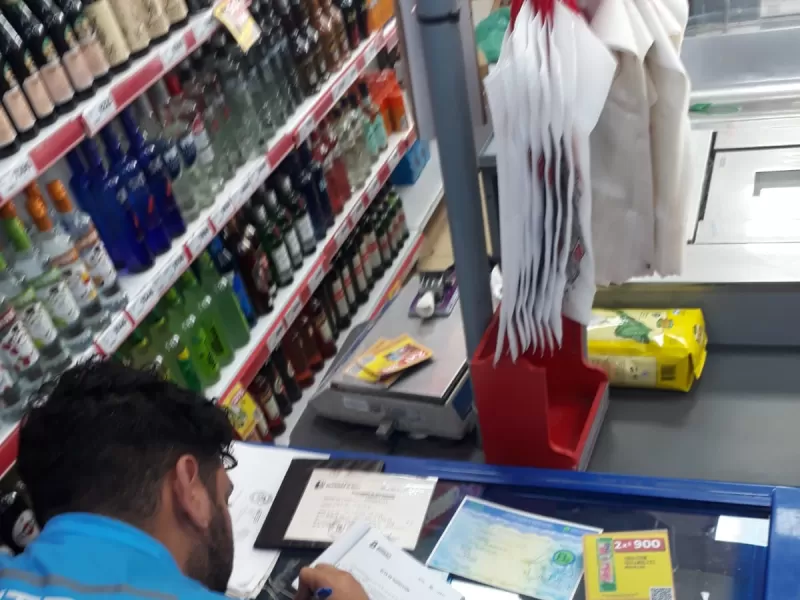 Hallaron mercadería vencida de hace un año en un supermercado de la ciudad