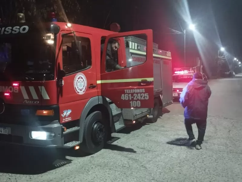 Alarma en la noche de Berisso: tres personas se intoxicaron con gas y fueron rescatadas por bomberos
