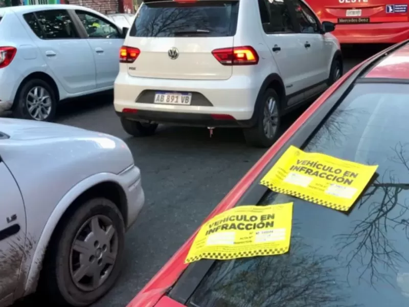 Proponen que los vecinos puedan denunciar infracciones de tr&aacute;nsito con fotos y videos en La Plata