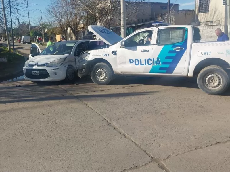 Siniestro vial entre auto y móvil policial: sin heridos graves
