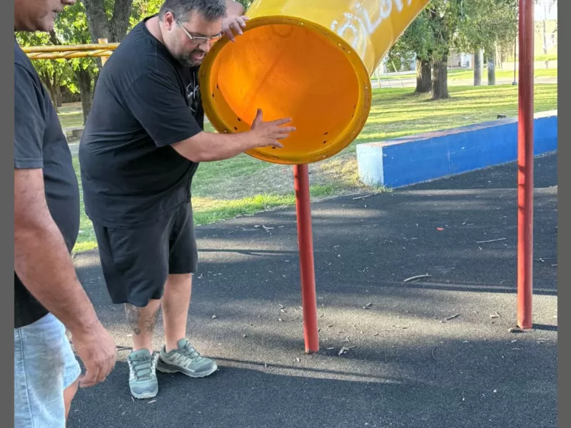 Preocupación en la Plaza Mosconi por cables pelados y juegos rotos