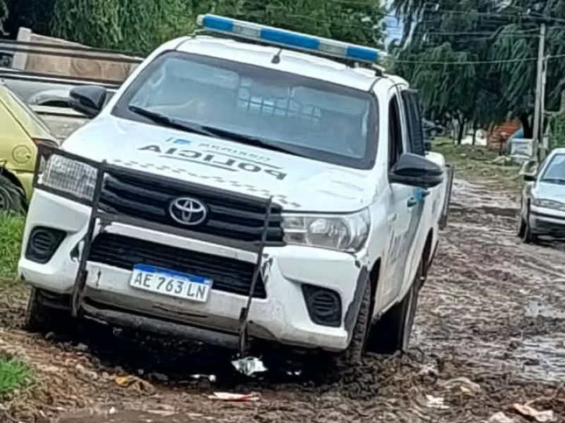Un patrullero qued&oacute; encajado en una calle intransitable de Berisso