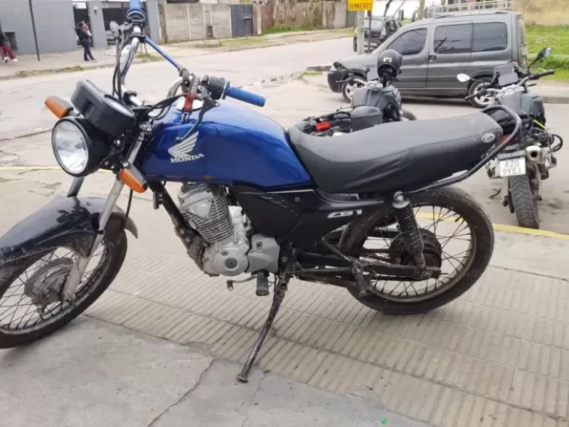Interceptan a un joven que circulaba en moto con signos de adulteración en Berisso