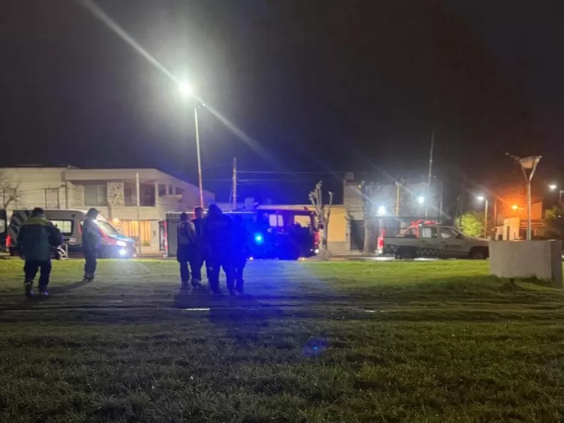 Despliegue de urgencia en Berisso: bomberos y polic&iacute;as rescataron a un hombre atrapado en el Canal de G&eacute;nova
