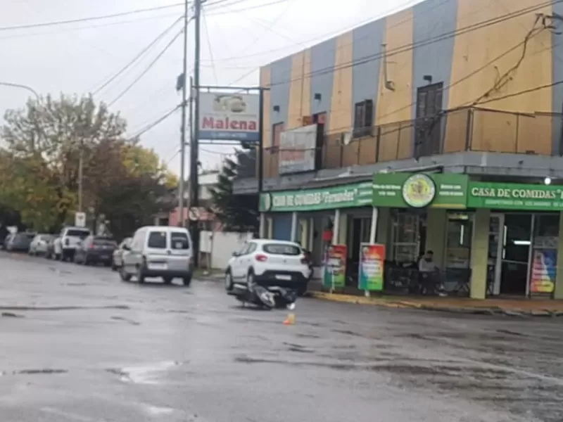 Accidente en Puente Roma bajo la lluvia: una motociclista fue trasladada al hospital