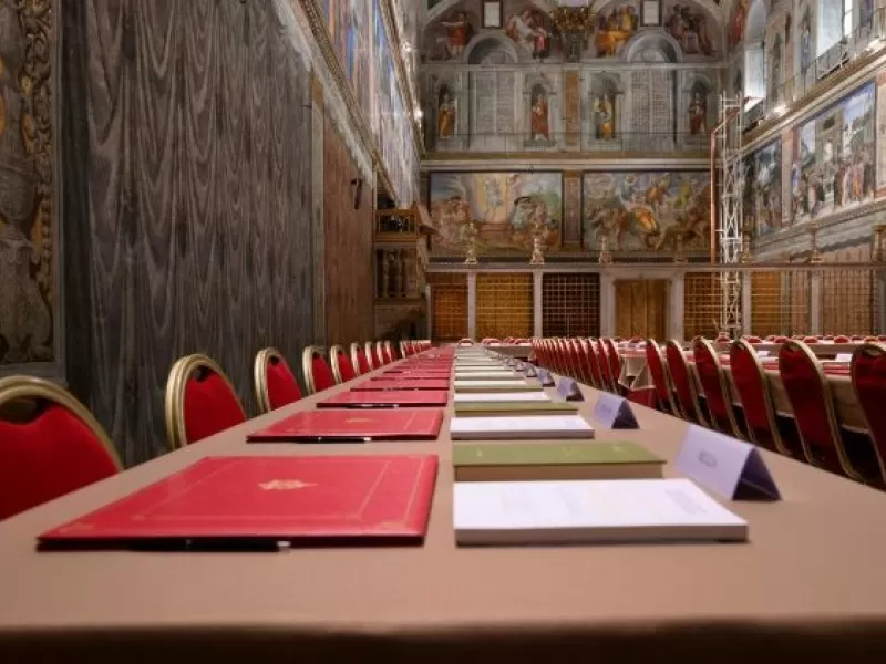 Todo listo en la Capilla Sixtina: el Vaticano se prepara para el inicio del Cónclave