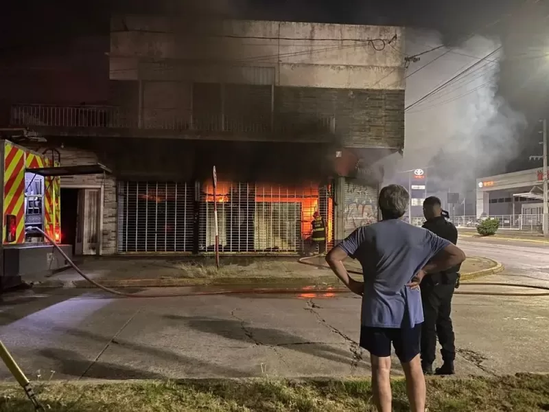 Tras un incendio un almacén platense quedó en ruinas