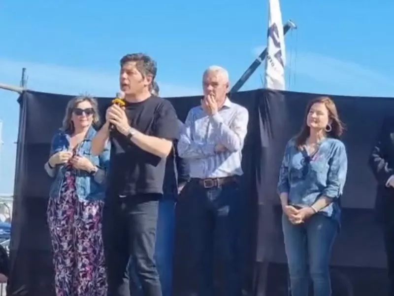 Axel Kicillof participó por primera vez del Desembarco de los Inmigrantes y llamó a “recibir con los brazos abiertos a todos los pueblos del mundo”