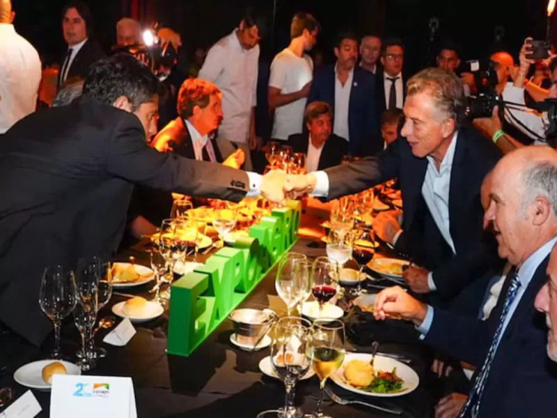 Macri y Kicillof compartieron mesa en la Expoagro y mantuvieron un saludo formal