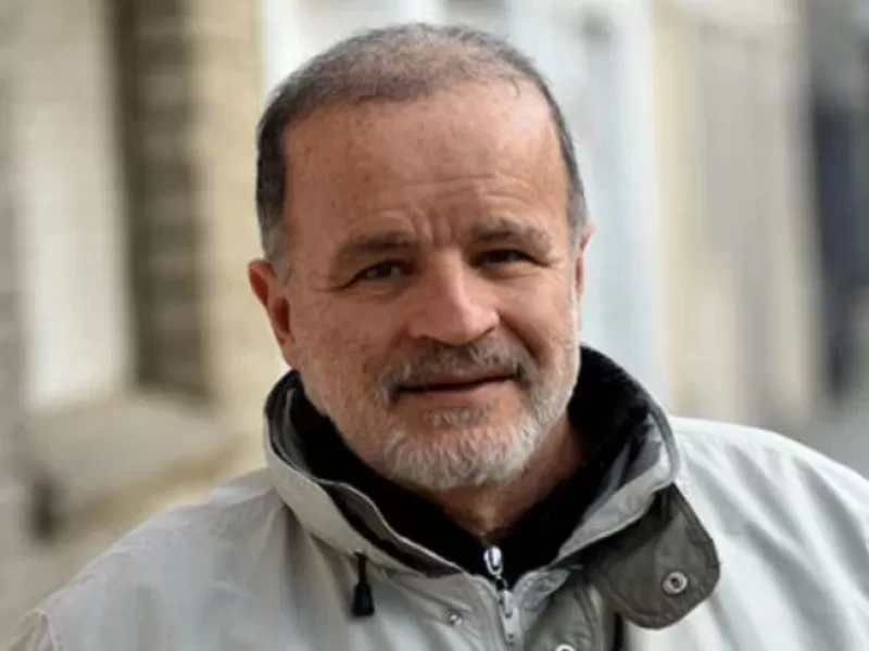 Cr&iacute;ticas de Julio Razona al secreto de contratos sanitarios y su demanda contra la vacunaci&oacute;n obligatoria