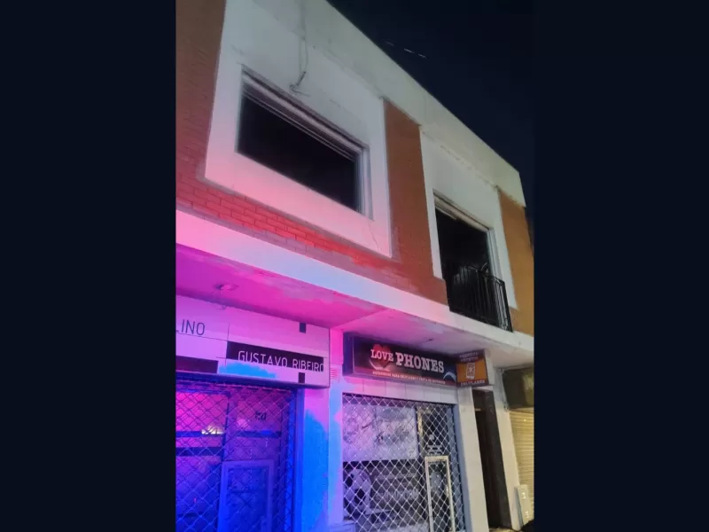 Momentos de tensi&oacute;n en el centro de Berisso por el incendio de una vivienda
