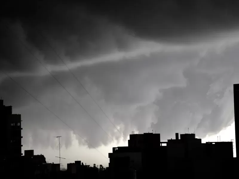Alerta meteorol&oacute;gica en la regi&oacute;n: la formaci&oacute;n de un centro de bajas presiones traer&aacute; tormentas y r&aacute;fagas a La Plata