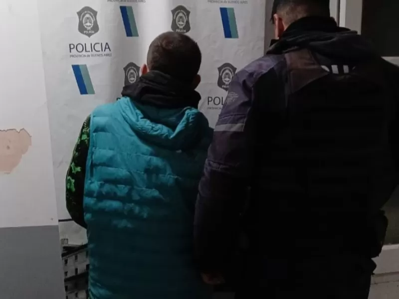 Intentó escapar en moto, chocó un auto y lo encontraron con cocaína: terminó detenido