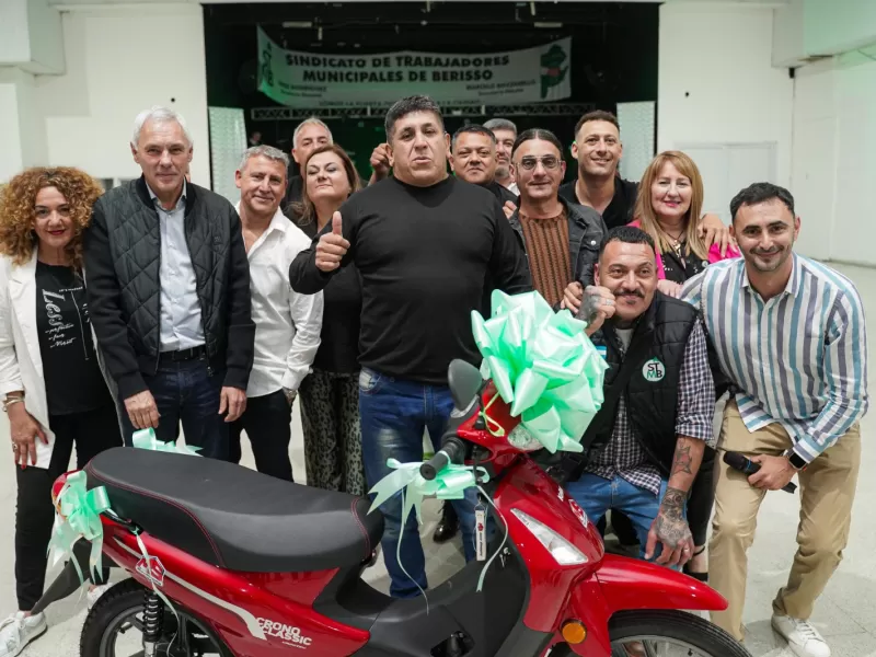 Fiesta a todo ritmo: los municipales de Berisso celebraron su día con sorteos, música y alegría