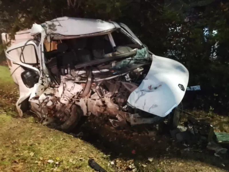Brutal choque en Berisso: una camioneta se incrust&oacute; contra una columna y el conductor qued&oacute; atrapado