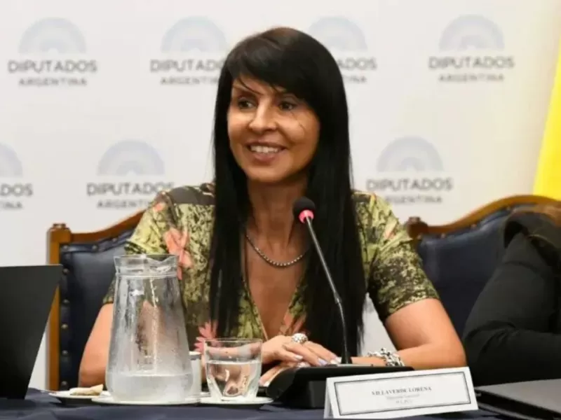 Lorena Villaverde vuelve a comisión y su desembarco en el Senado se complica
