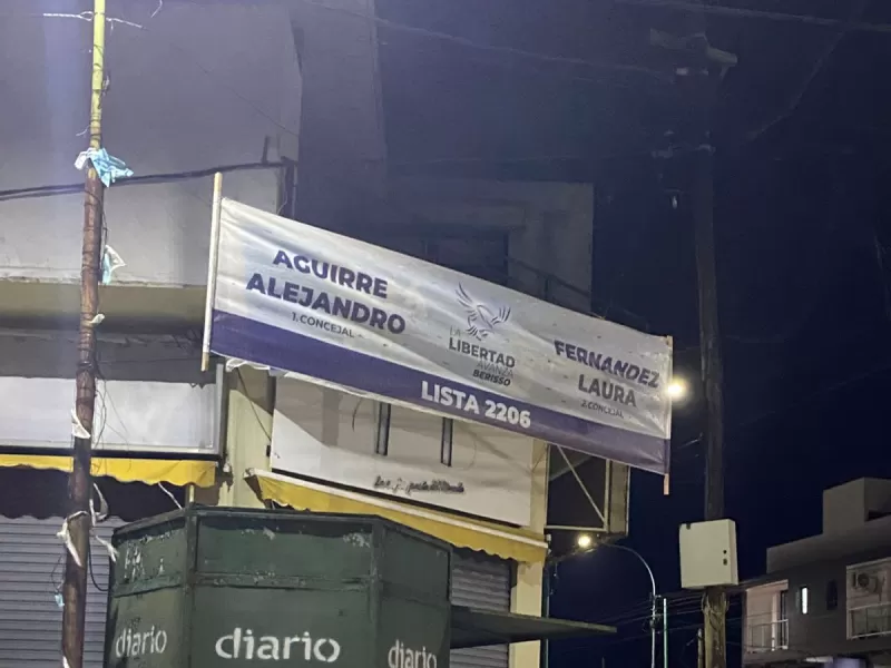 Arrancó la campaña: carteles libertarios taparon la propaganda de Cagliardi