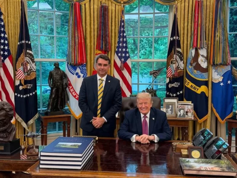 Fl&aacute;vio Bolsonaro se instal&oacute; en Estados Unidos, agradeci&oacute; a Trump y Javier Milei y se proclam&oacute; "l&iacute;der de Brasil"