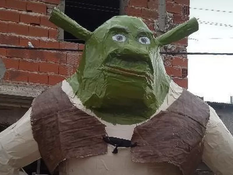 El muñeco de Shrek que se prepara para quemar en Año Nuevo