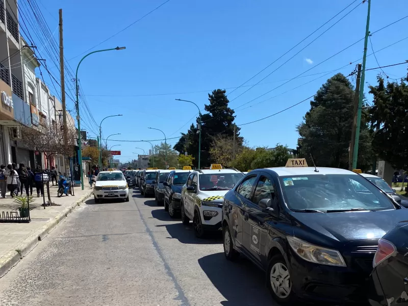 Pol&eacute;mica en Berisso: taxistas planear&aacute;n operativos contra choferes de Uber con apoyo policial